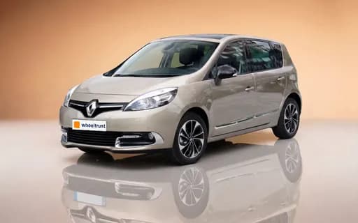 Renault Scénic de 2016 beige, monospace familial vu de trois quarts avant en studio sur fond beige, plaque avant siglée WheelTrust